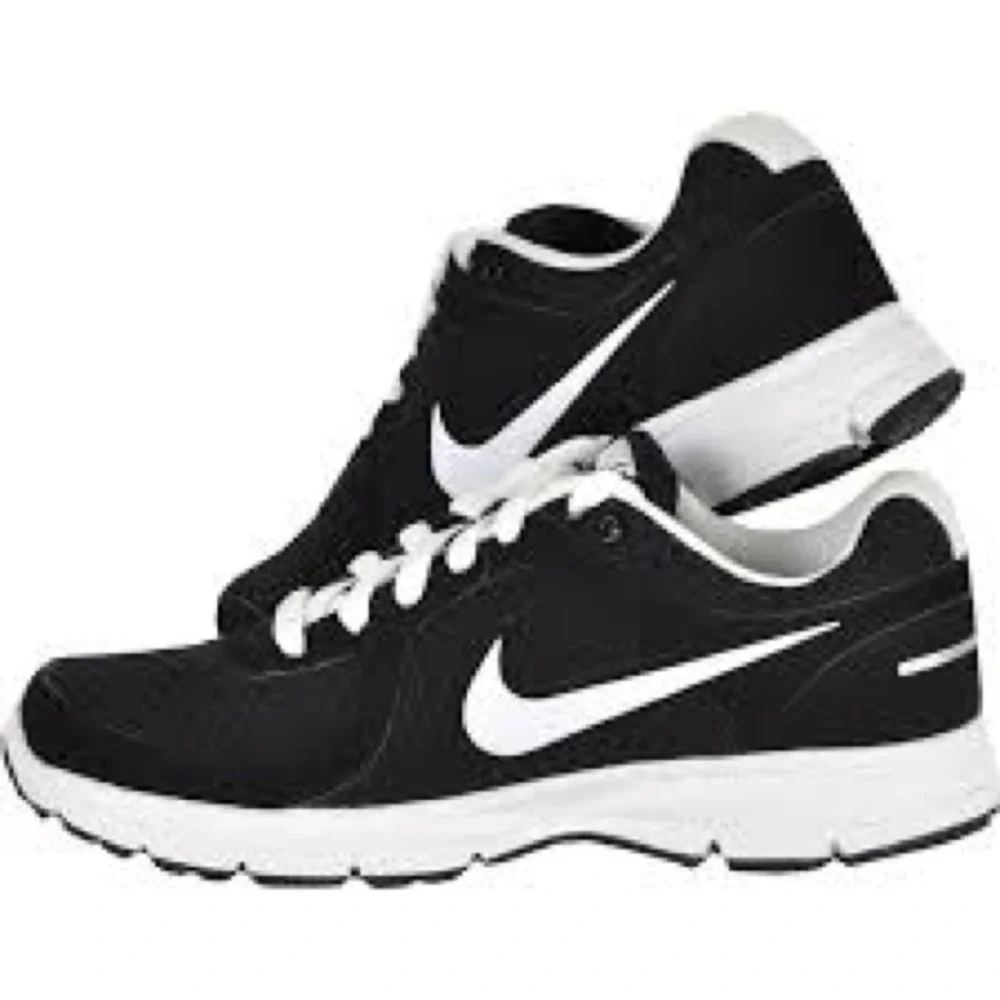 Nike Air Relentless Running Black  and White Athletic Sneakers 8.5 NWT
